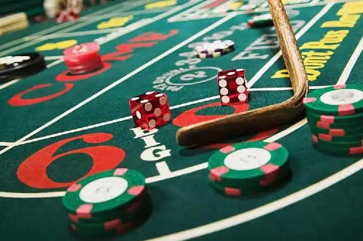 Pengguna ponsel membaca panduan akun
